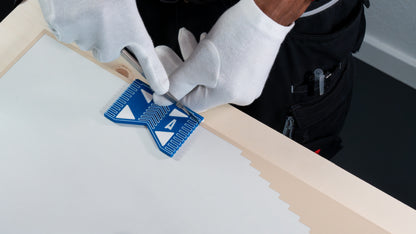 Professionelle Möbelfolierung mit dem Versatzschneider-961. Sauberes Abtrennen überstehender Folie an Außenkanten für ein edles Ergebnis.