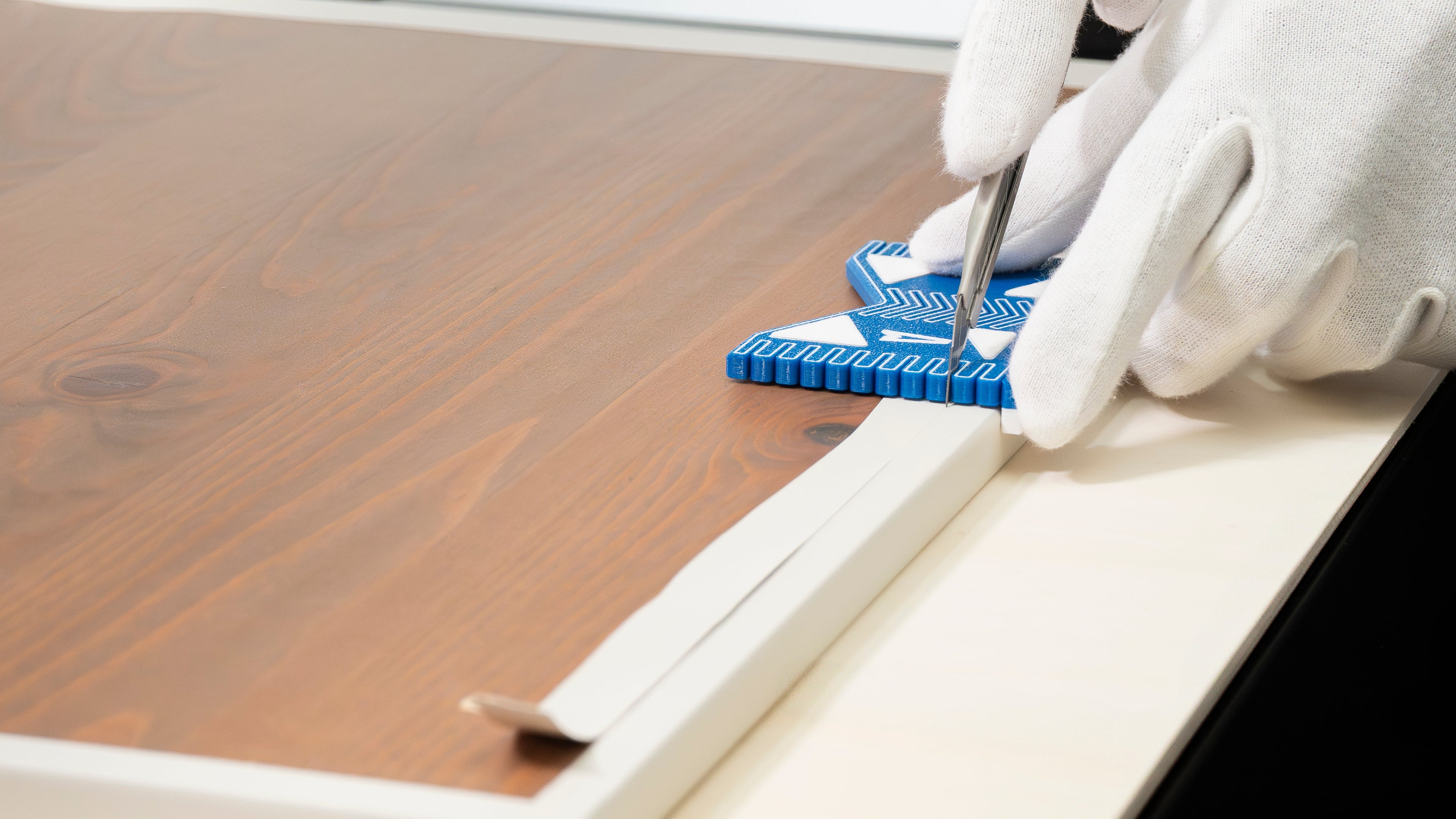 Professionelle Möbelfolierung mit dem Versatzschneider-961. Sauberes Abtrennen überstehender Folie an Außenkanten für ein edles Ergebnis.