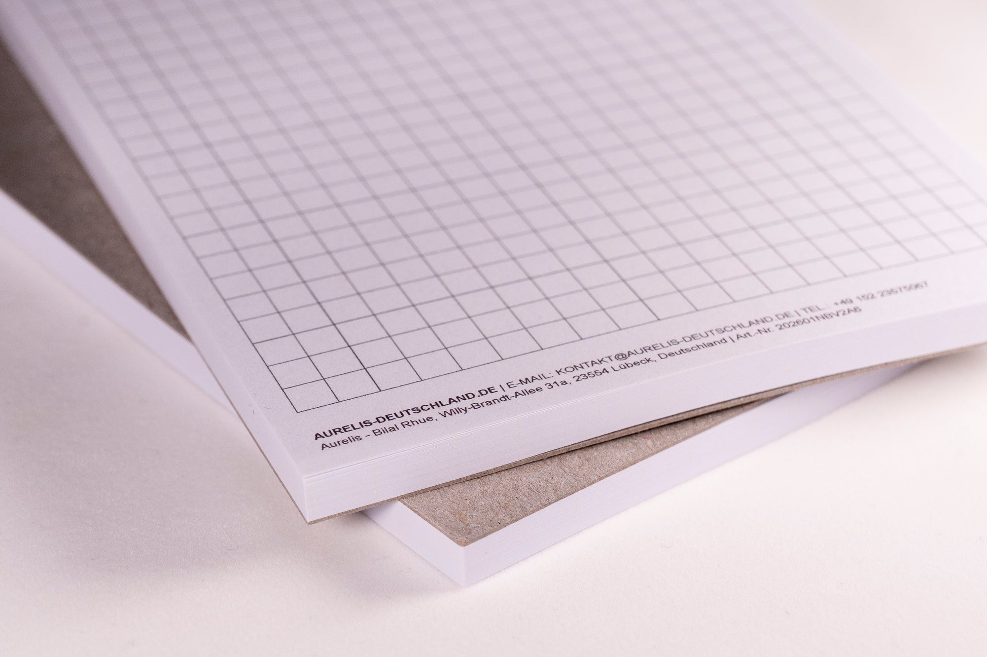 Detailansicht vom Notizblock im Format A6 von Aurelis, Variante: kariert. Kopfgeleimt ohne Deckblatt, mit 50 Blatt 90 g/m² Naturpapier in Weiß.