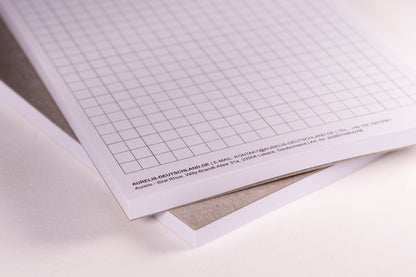 Detailansicht vom Notizblock im Format A6 von Aurelis, Variante: kariert. Kopfgeleimt ohne Deckblatt, mit 50 Blatt 90 g/m² Naturpapier in Weiß.