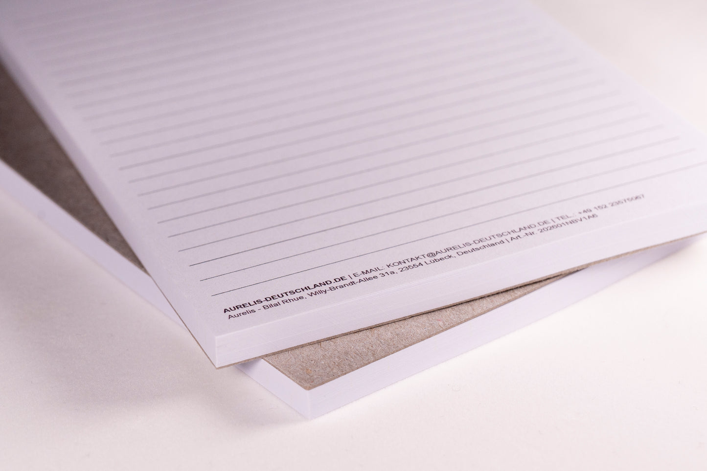 Detailansicht vom Notizblock im Format A6 von Aurelis, Variante: liniert. Kopfgeleimt ohne Deckblatt, mit 50 Blatt 90 g/m² Naturpapier in Weiß.