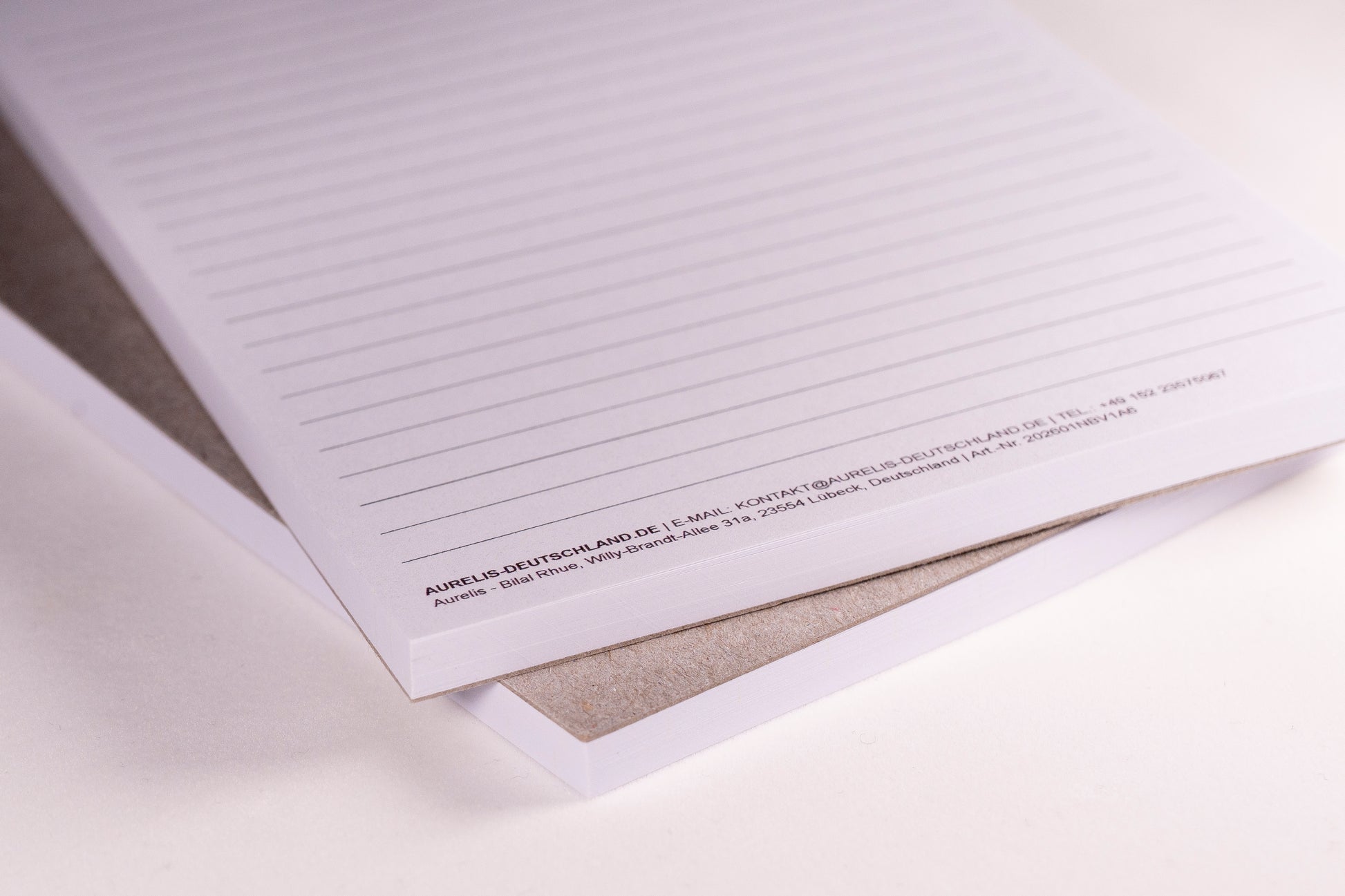 Detailansicht vom Notizblock im Format A6 von Aurelis, Variante: liniert. Kopfgeleimt ohne Deckblatt, mit 50 Blatt 90 g/m² Naturpapier in Weiß.