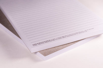 Detailansicht vom Notizblock im Format A6 von Aurelis, Variante: liniert. Kopfgeleimt ohne Deckblatt, mit 50 Blatt 90 g/m² Naturpapier in Weiß.