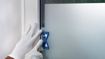 Versatzschneider-961 beim Zuschneiden von Sichtschutzfolie an einer Fenster-Innenkante. Erlaubt präzise Schnittbreiten durch stabile Führung.