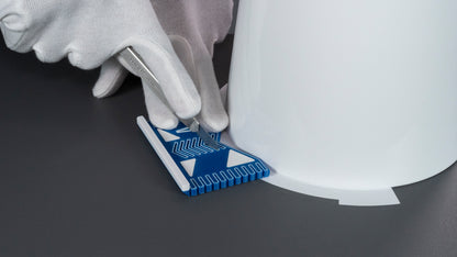 Person mit Cuttermesser schneidet exakte Radien und an runden Objekten mit dem Versatzschneider-961. Ideal für gleichmäßige Abstände der Folie bei runden objekten.